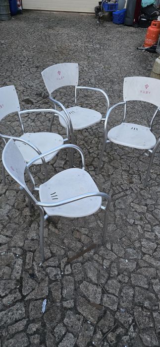 Mesa com 4 cadeiras de esplanada