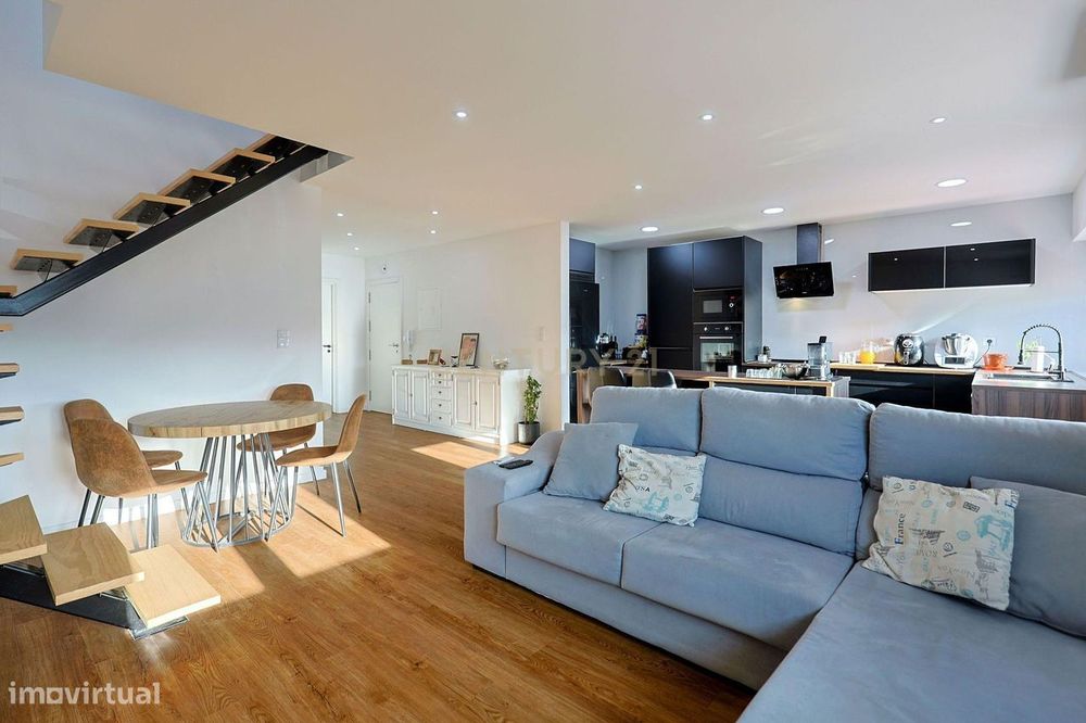Apartamento T3 Duplex Remodelado no Centro de Corroios
