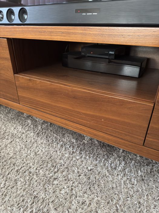 Movel Tv Nogueira  Lux Alfaiate de Interiores, pes em inox