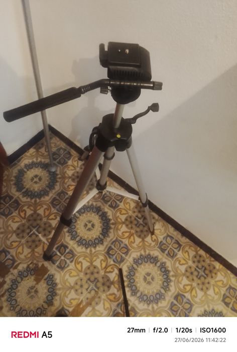 Dois tripés para câmeras vendo em conjunto ou em separado 20 euros cada