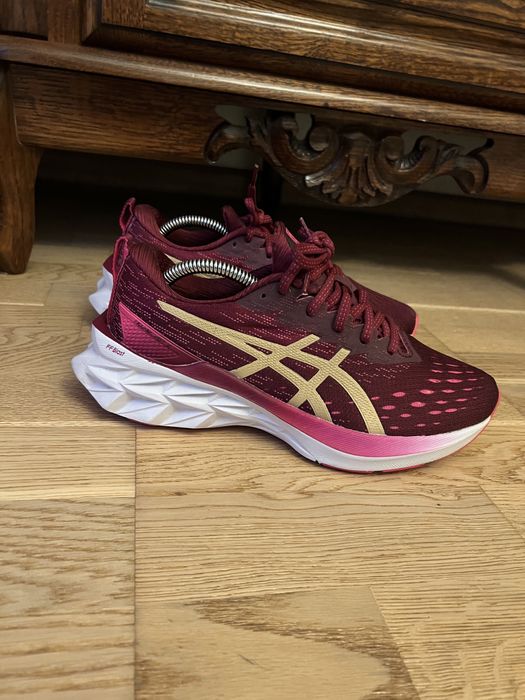 Жіночі бігові кросівки ASICS Novablast 2 (Dried Berry/Champagne)