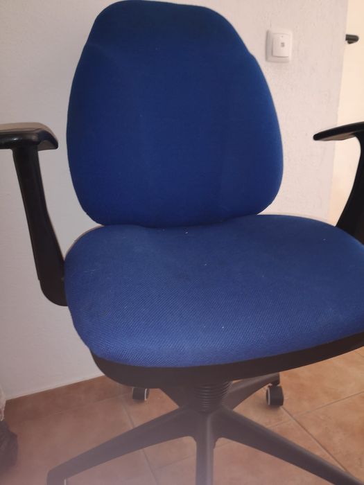 Cadeira de escritório com apoio de braço