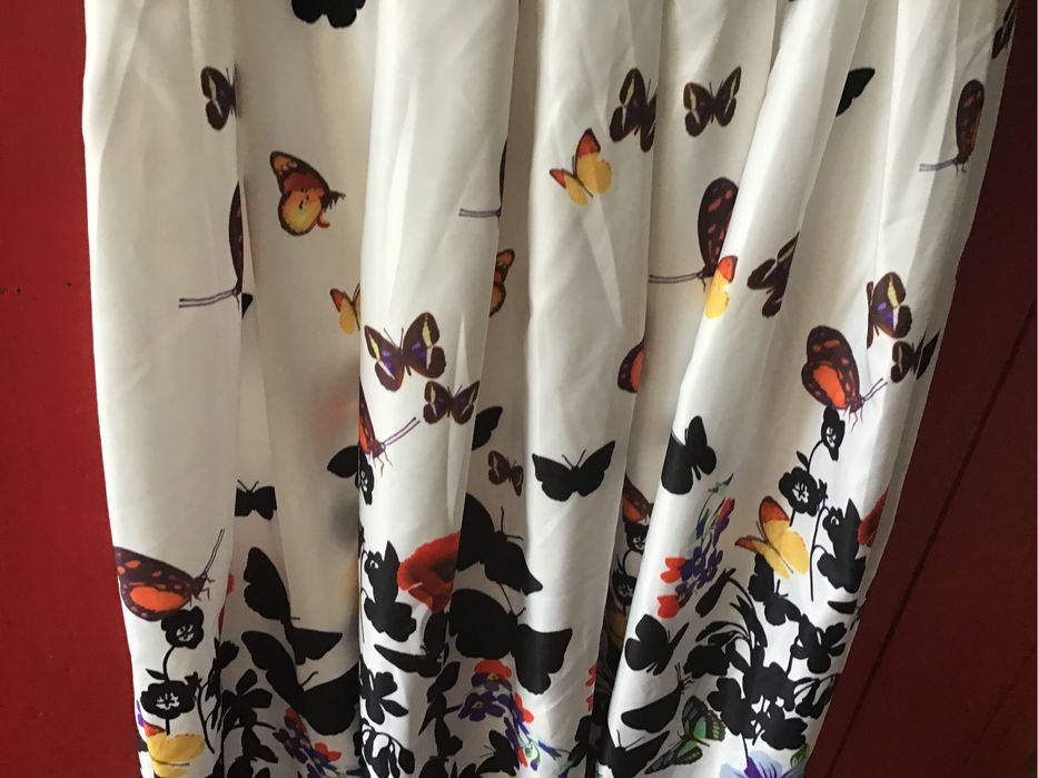 Vestido motivos floral  com borboletas. T M . Novo. Inspiração anos 50?