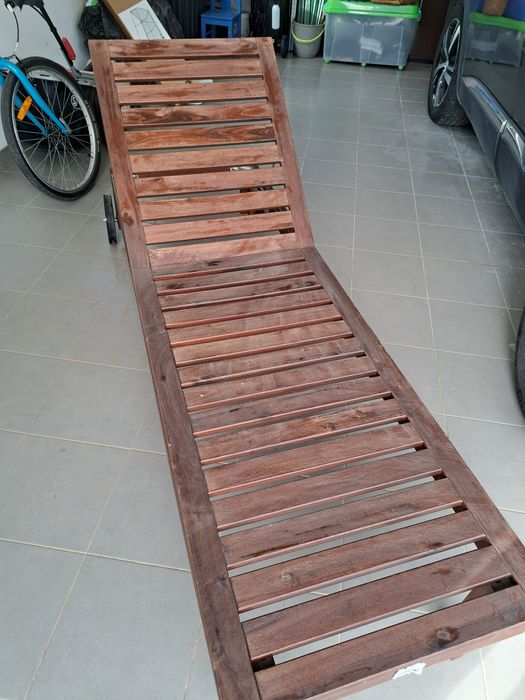 Espreguiçadeira de madeira