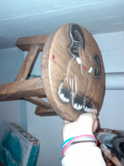 Mesa com 4 banquinhos - madeira (altura cerca de 50 cm)