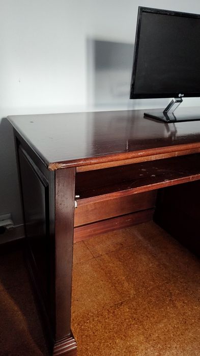 Cama, Mesa de Cabeceira e Secretária em Mogno