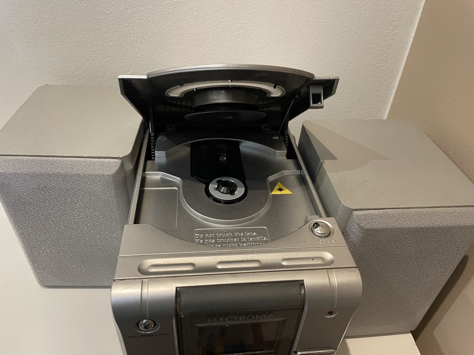 Aparelhagem com radio e leitura de CD’s.