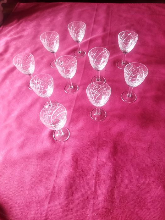 Eleganckie kieliszki kryształowe.