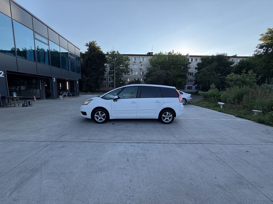 Продам семейный автомобиль