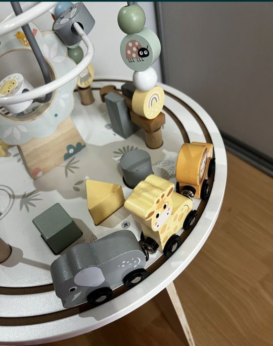 Okrągły drewniany stolik edukacyjny z magnetyczna kolejka i wyrzutnia