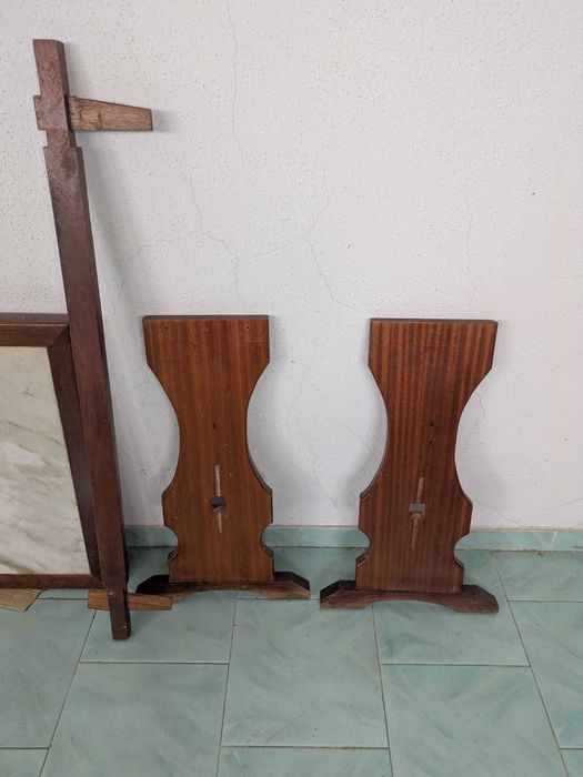 Mesa de mármore com estrutura em madeira + 4 cadeiras