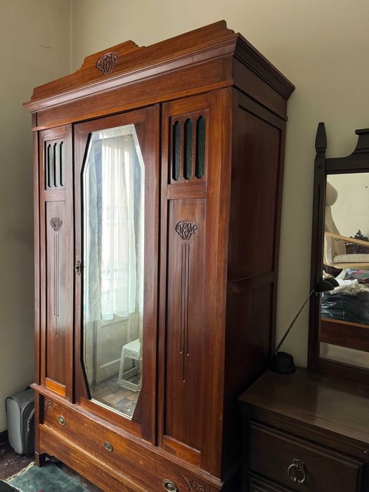 Móveis diversos. Armários, Mesas, etc... (sexta-feira/fim de semana).