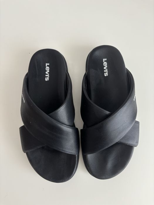 klapki Levis czarne imitacja skóry 39 stylowe modne grube paski