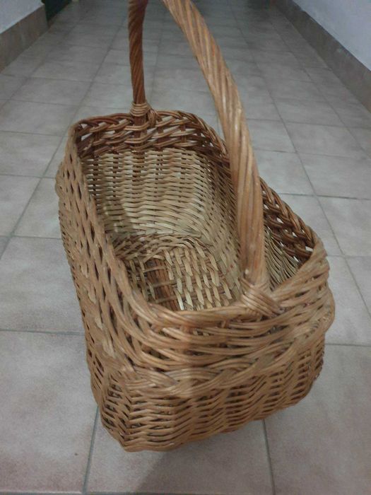 Vários cestos de vime