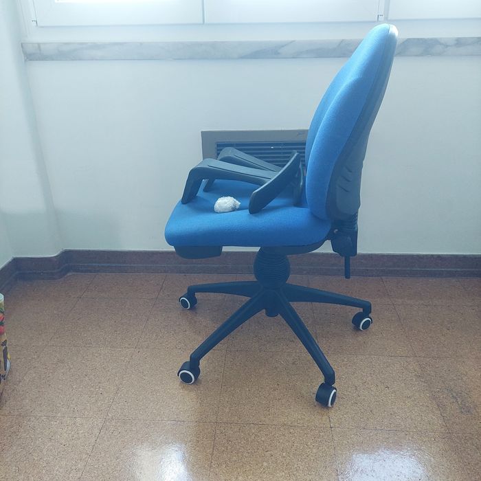 Cadeira de escritório ajustável e com rodas