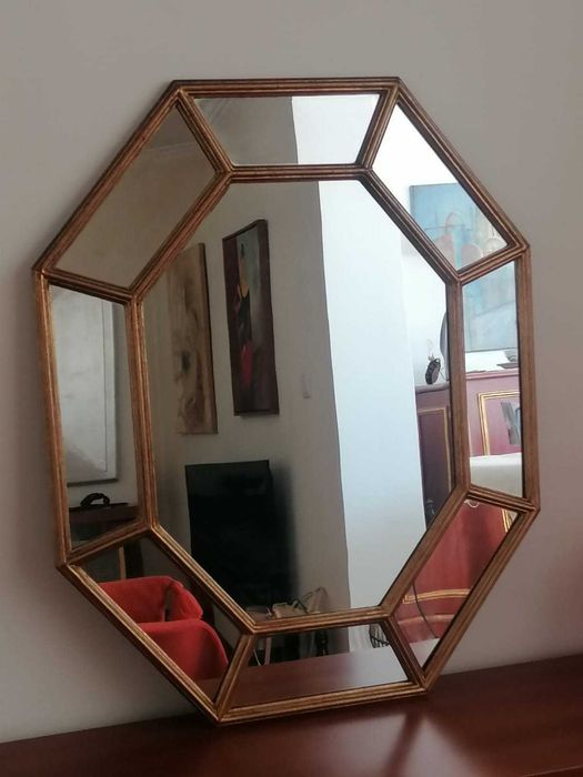 Espelho hexagonal dourado