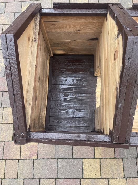 Drewniana buda z przedsionkiem, ocieplona