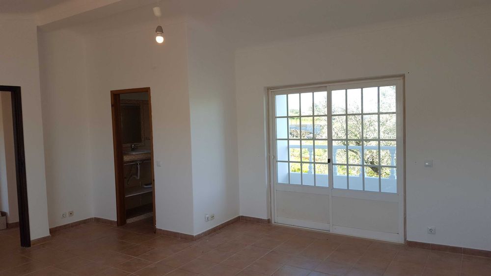 Moradia T3 independente com vista para quintas e vinhas.