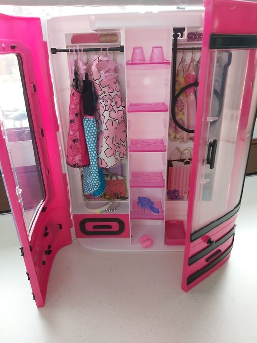 Zestaw Barbie z szafą