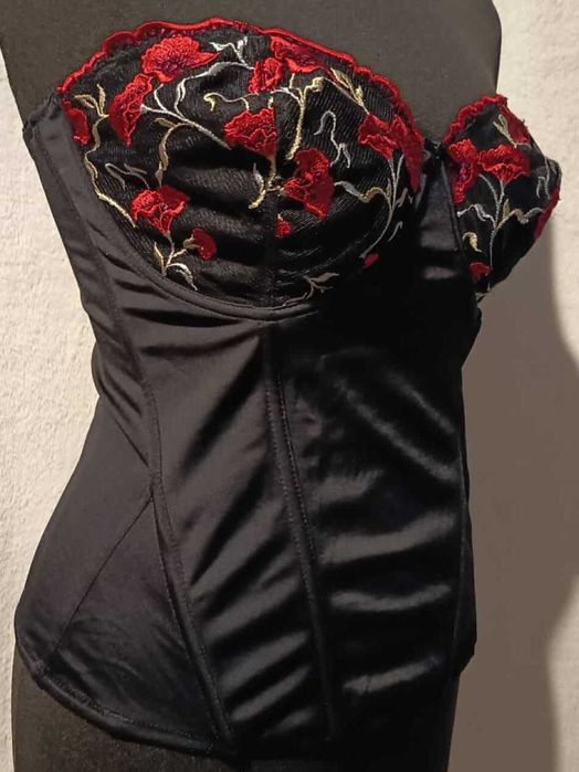 Gorset z haftem na biuście