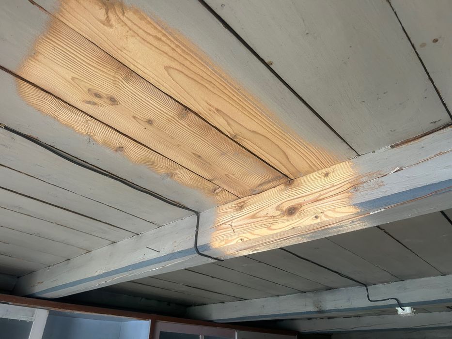 Piaskowanie, Sodowanie. Renowacja starego sufitu z drewna i cegły.
