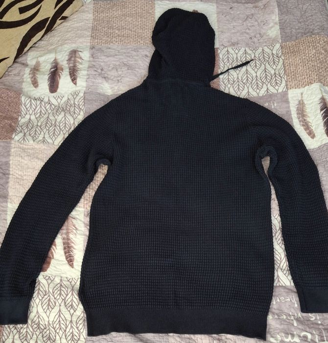 sweter męski z kapturem