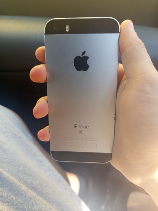 iPhone SE quase novo
