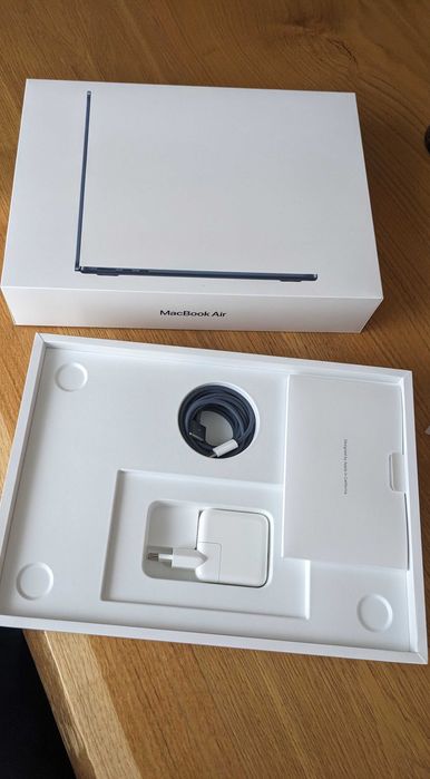 MacBook Air 13" M2 (2022) | 24 GB | 1 TB | Midnight | komplet + etui Von Holzhausen