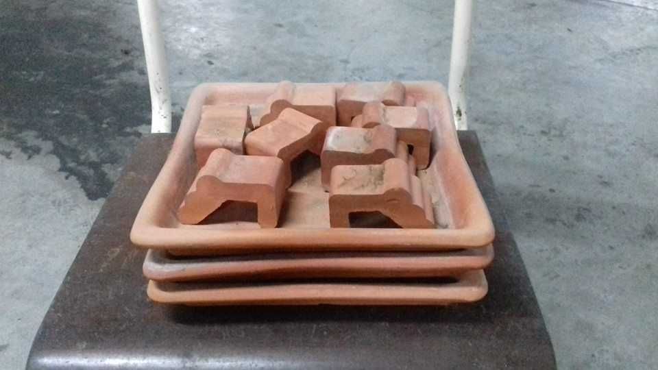 Pratos e suportes de barro p vasos