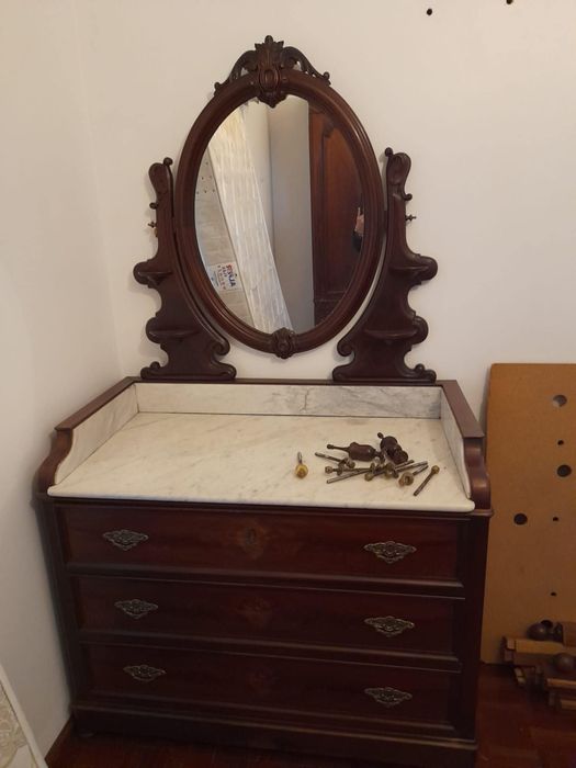 Roupeiro com espelho