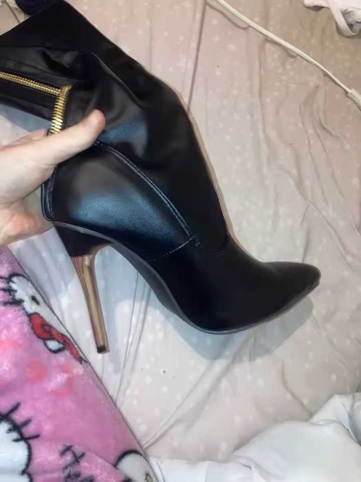 Długie kozaki zapinane na zamek.