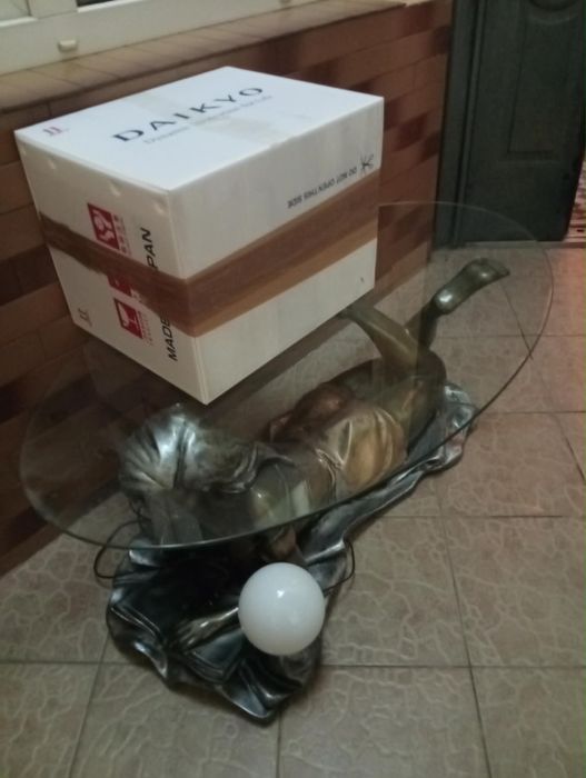 Скляний журнальний столик