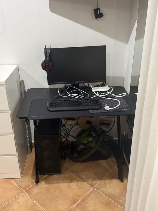 Computador, munitor, mesa