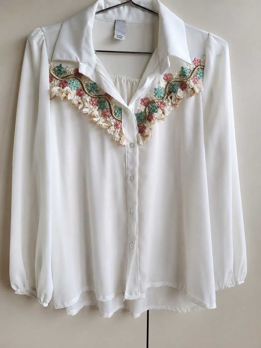 Camisa Branca Meia-Manga com Bordado Flores