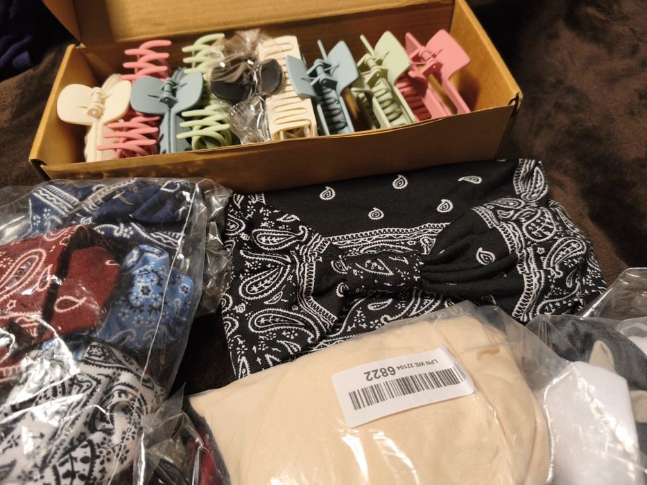 Apaszki bandamki i klamry do włosów