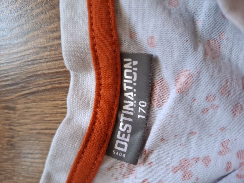 Biały t-shirt ze wzorem