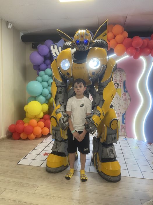 Робот бамблбі та аніматори