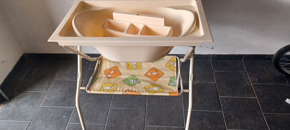 Muda fraldas com banheira