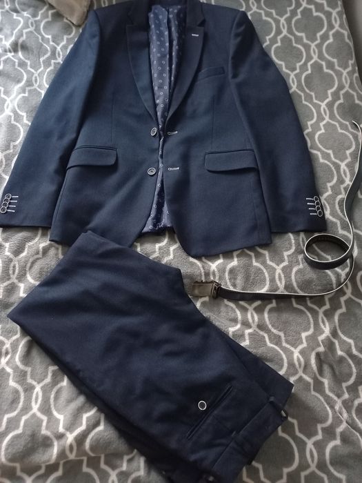 Męski granatowy garnitur
