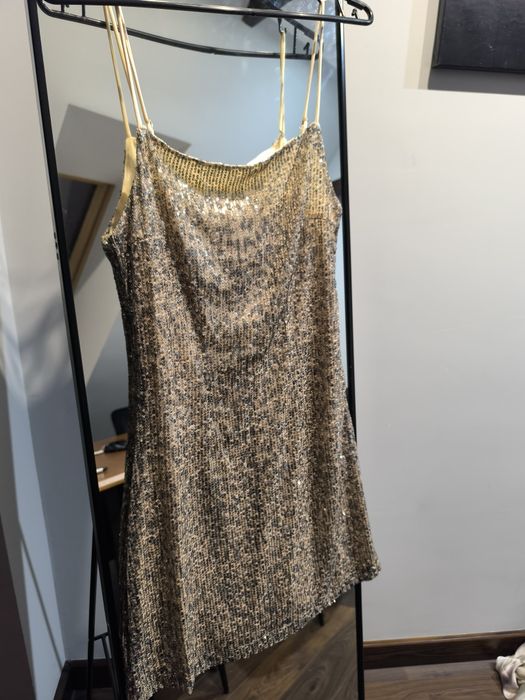 Cekinowa sukienka na ramiączkach.