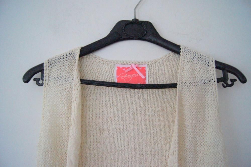 Jasna kremowa biala bezowa narzutka kamizelka z fredzlami fredzle S M