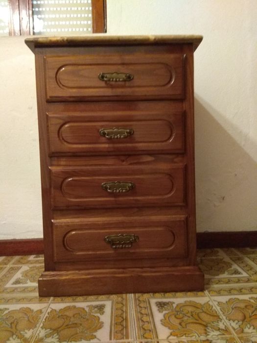 Mobília de quarto em madeira de castanho