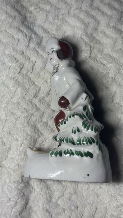 Продам фарфоровую статуетку мальчик на лыжах СССР