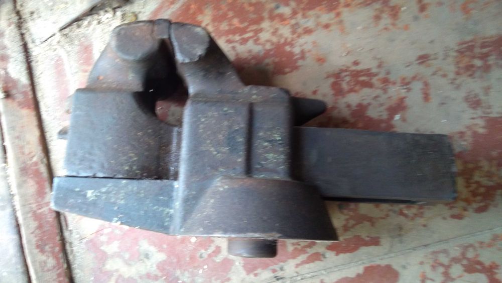 Тиски великі слюсарні