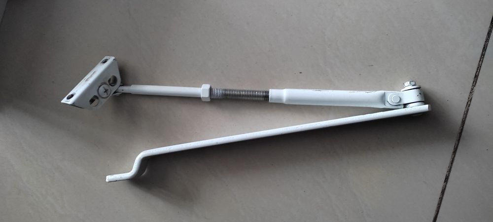 Дверной доводчик.