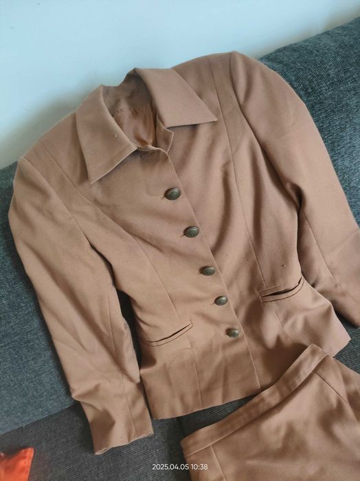 ELEGANCKI_Garnitur / Damski_Beż / Kakao_Zjawiskowy_36_Okazja