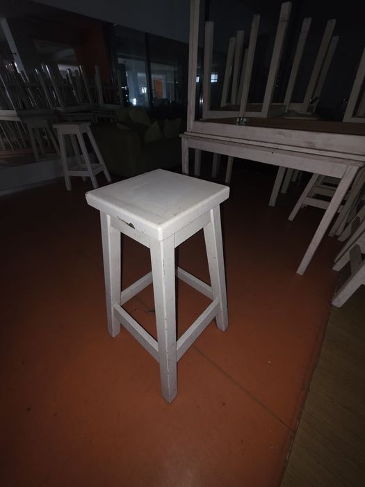 Lote de 15 Mesas altas e 52 bancos bar em madeira