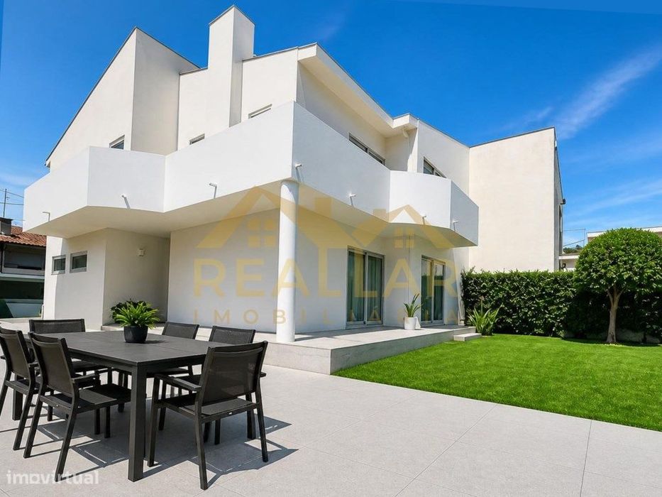 Splendid T4 Villa Located 100 Meters from the Beach in Esposende