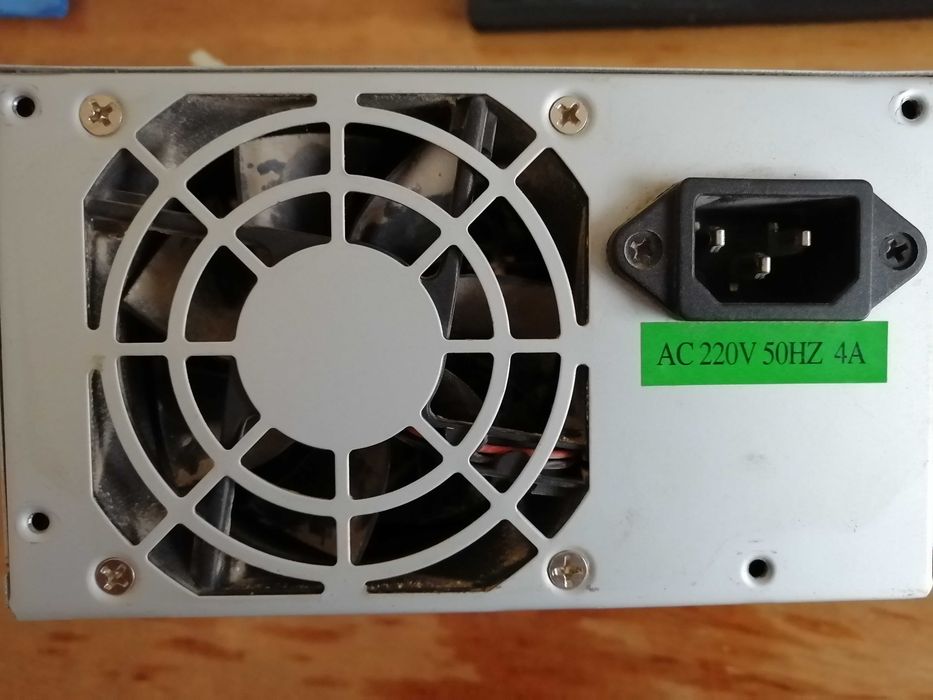 Блок питания для ПК АТХ 400W P4 в рабочем состоянии