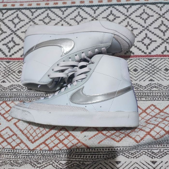 Vendo tênis bota Nike Senhora